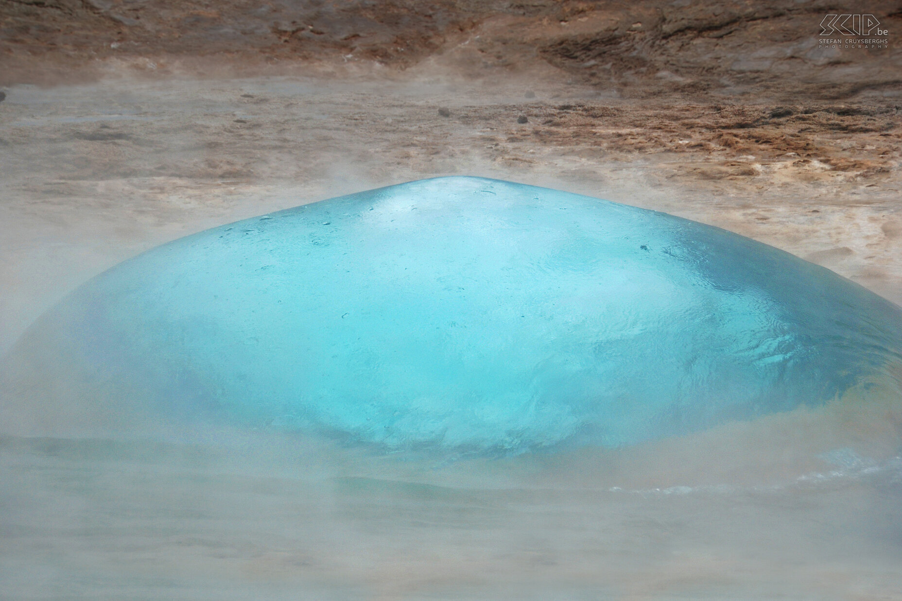 Geysir - Strokkur In Geysir (from which the name of this natural phenomenom is derived) you will find 2 geysers. Geysir erupts up till 80m high but only twice a day and at irregular moments. However near Geysir you will also find Strokkur which erupts with a 20m high jet of water every ten minutes. As soon as the pressure gets too high, an azure bubble develops and bursts shortly after. Stefan Cruysberghs